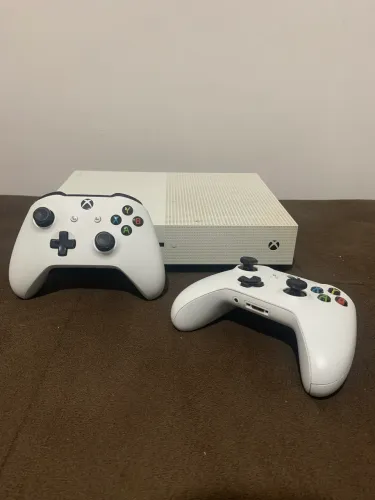 Xbox One Completo com 2 Controles e Fonte | 780GB | Revisado e Resetado