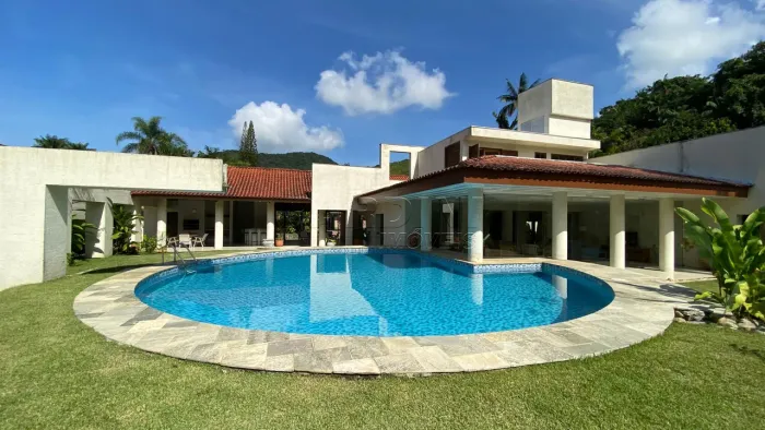 Linda casa em condomínio, pertinho do mar, com piscina e varanda gourmet, na praia Dura em