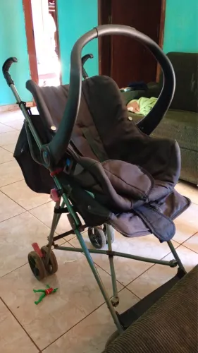 Carrinho com bebê conforto Burigotto