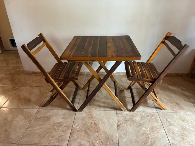 Mesa abre e fecha de madeira