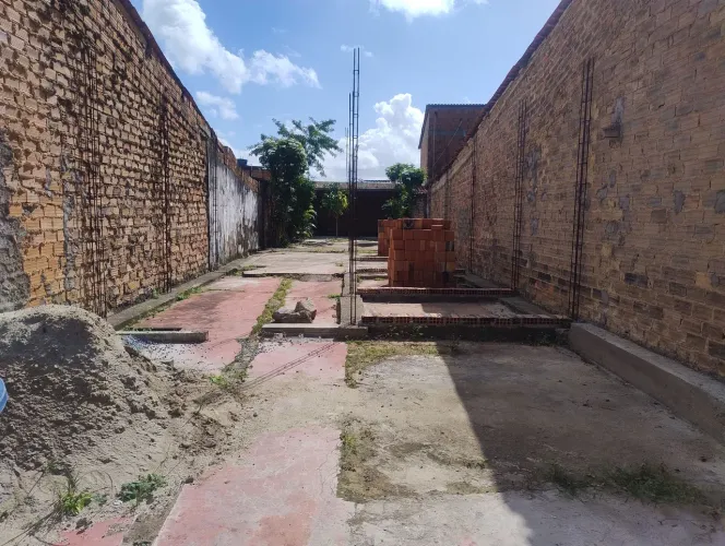 Terreno no trapiche, medindo 6 de largura por 30 de comprimento, escriturado e registrado.