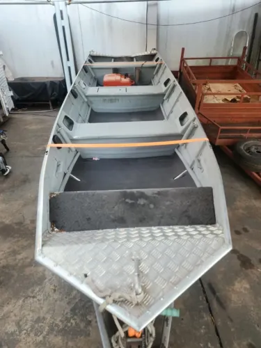 Canoa de 5 Metros com Carretinha e Motor 15 HP