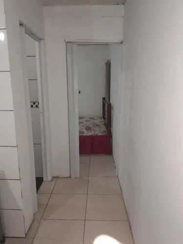 Aluga-se casa p/ duas pessoas ou mais ,água e luz incluso com 1 quarto,cozinha e banheiro