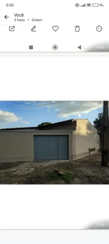 Casa de esquina de frente praça