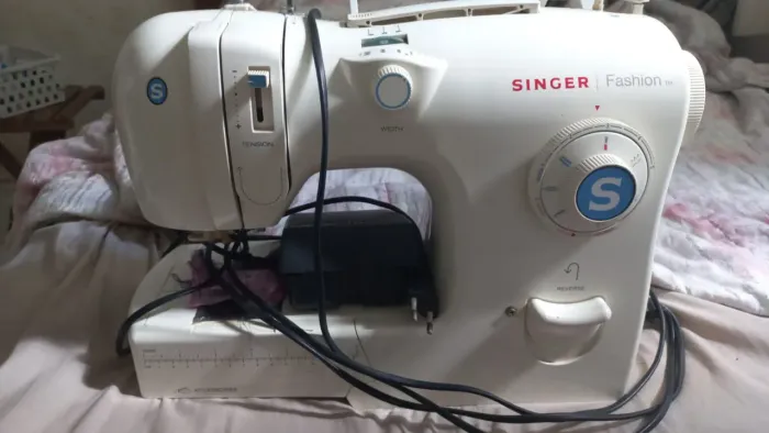 Máquina de costura 500,00 muito boa semi nova