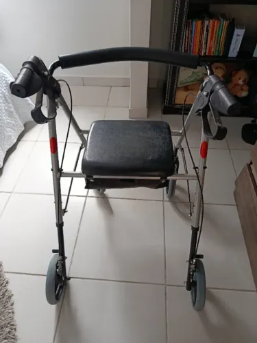 Vendo Cadeira de rodas/Andador