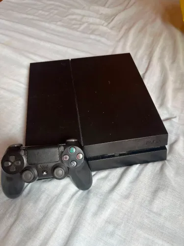 Ps4 com alguns jogos no hd