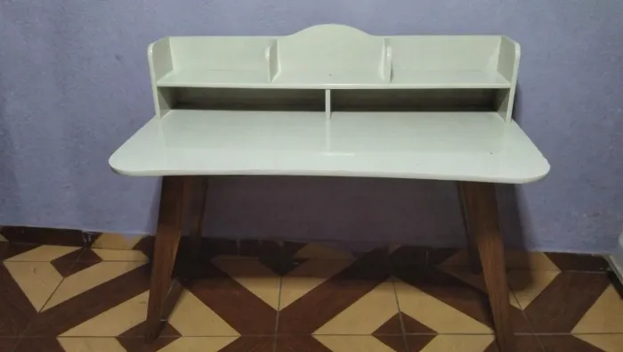 Mesa com pequenas marcas de uso ,para quarto ou escritório