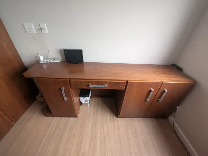 Escrivaninha de Madeira Maciça 2,23m ? Gavetas, Portas e Nichos (Ótimo Estado)