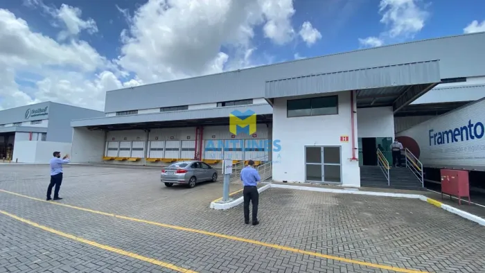 Alugue galpão no ARMAZENNA 2.287m², em Prazeres. Possuindo docas e pátio para carreta