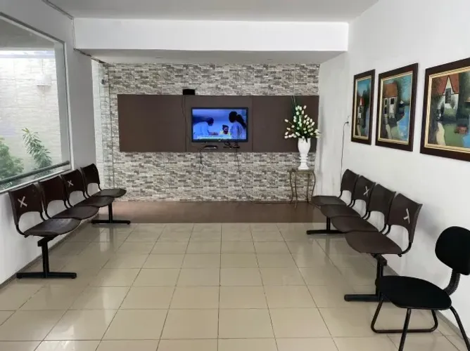 Vendo AMPLO prédio comercial com 668m2, 3 andares e 14 salas em Miramar!
