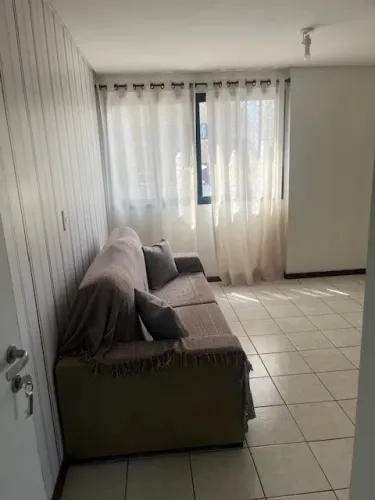 EXCELENTE APTO (FLAT) COM LOCALIZAÇÃO PRIVILEGIADA, 1 QTO, VARANDA, COZINHA, SALA, MOBÍLIA