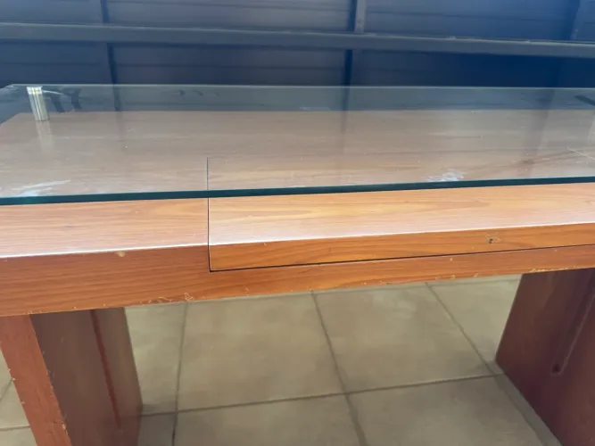 Mesa escrivaninha madeira tampo em vidro