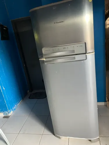 Vendo geladeira funcionando perfeitamente está original nunca mexida em gás