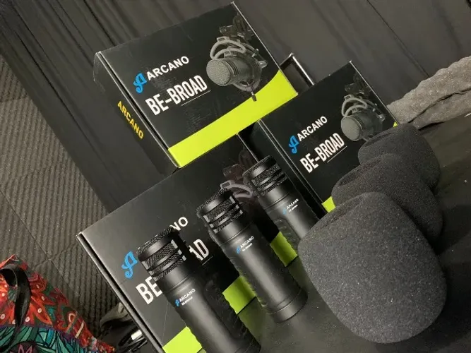 Microfone Condensador Arcano Beboard ideal para podcast e jogos