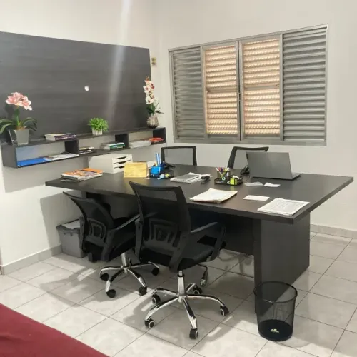 Mesa de escritório e painel com prateleira