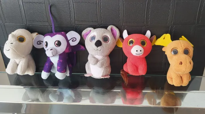 PELÚCIAS - São 5 bichinhos de pelúcia.