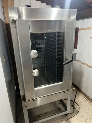 Forno, batedor e formas Padaria