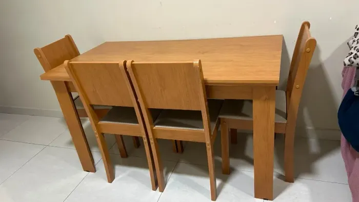 Mesa de Madeira com 4 Cadeiras