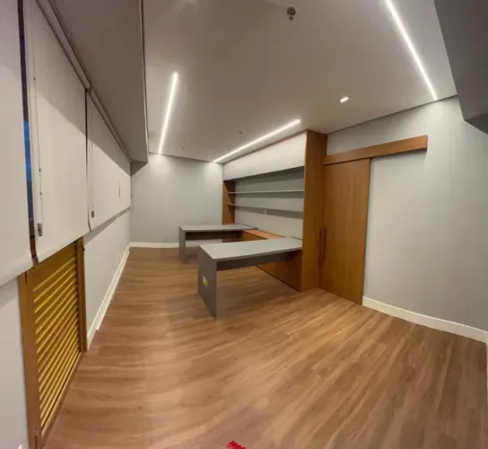 Sala comercial totalmente reformada decorada e mobiliada no centro de Alphaville