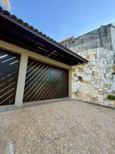 Ótima casa no Jardim Chapadão bem ampla e aconchegante, região residencial e conta com 4 d