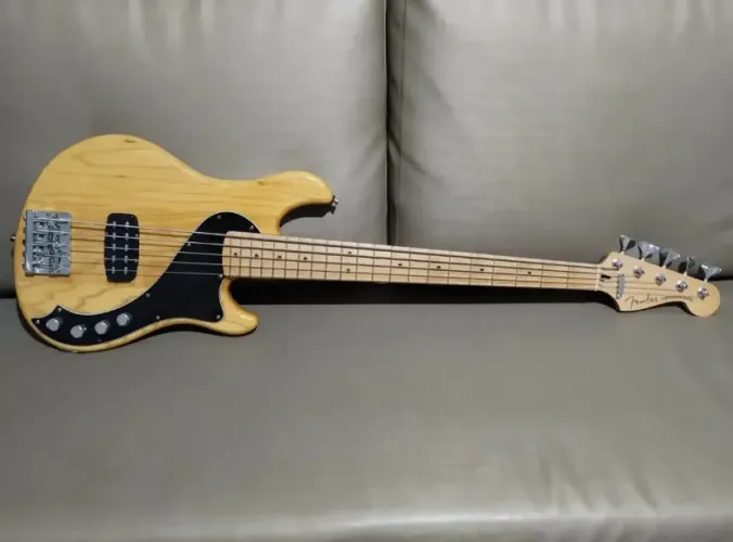 Baixo Fender Dimension V