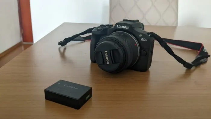 Canon EOS R100 + lente original 18-45mm + case