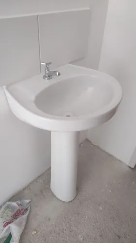 Pia cerâmica de banheiro completa com suporte e Torneira.