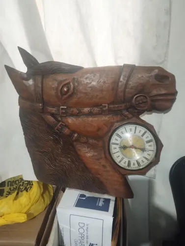 cavalo de madeira de parede com relógio 