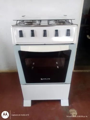 Fogão altas funcionando perfectamente suas bocas e forno