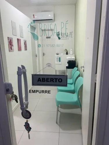 Vendo porta de vidro completa, com puxador, perfeito estado