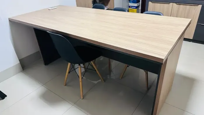 Mesa de reunião com 6 cadeiras