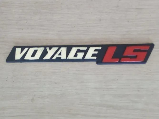 Emblema automotivo VW Voyage cores original. 