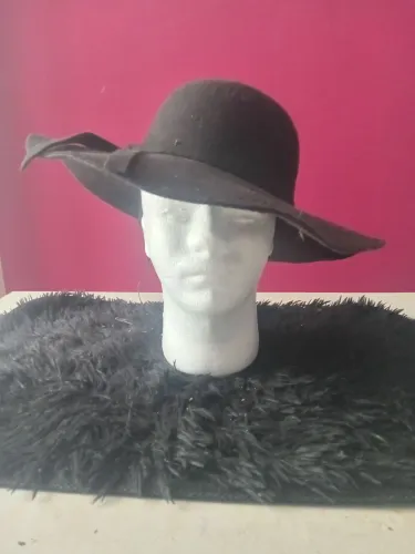 Chapéu floppy de feltro preto
