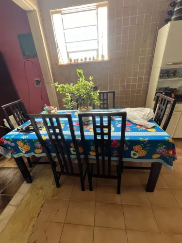 Mesa de madeira com vidro com 6 cadeiras 