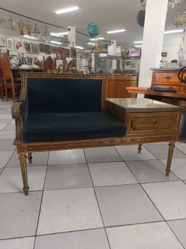 Banqueta clássica toda trabalhada para telefone ou decoração