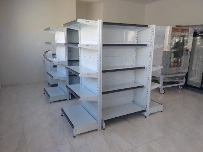 Tudo em Gôndolas, Prateleiras e Bandejas Novas.