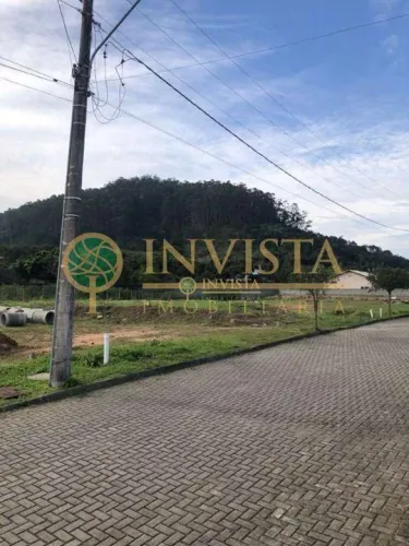 Terreno em condomínio fechado no Norte da Ilha com 491 m²