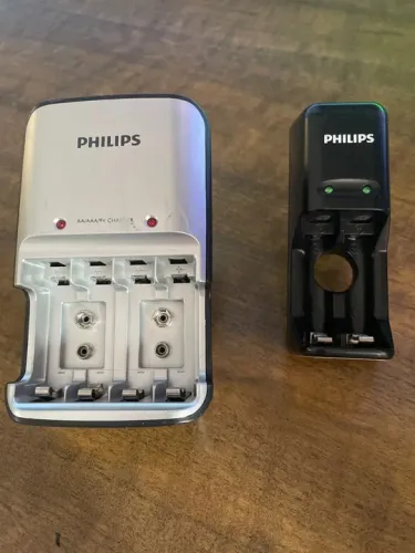 Dois Carregadores de Pilhas Philips