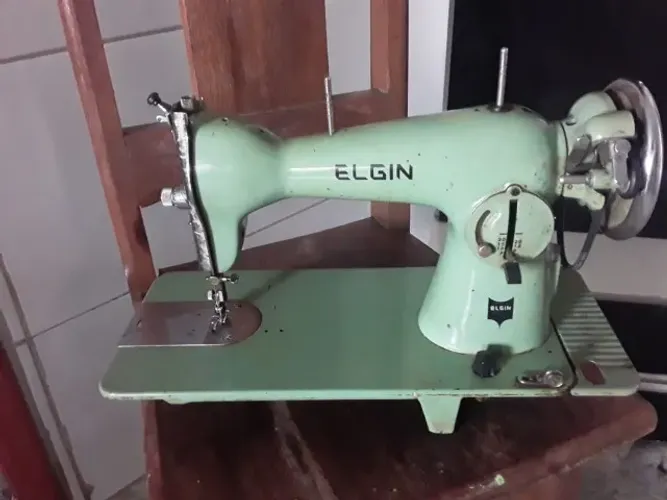 Máquina  de  costura  Elgin 