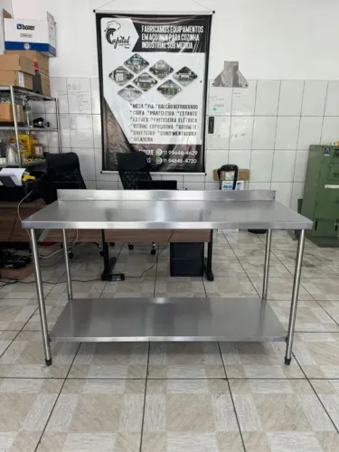 Bancada Mesa de inox com uma prateleira lisa.