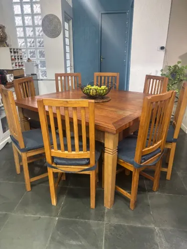 Mesa quadrada 1,40m x 1,40m madeira de demolição + 8 cadeiras