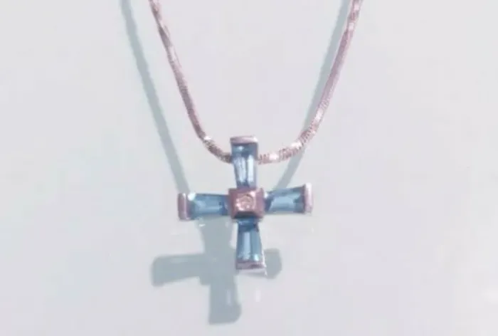 PINGENTE CRUZ, EM OURO BRANCO 18K, COM TOPÁZIOS E DIAMANTE.