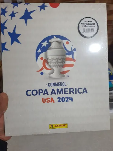 Box com álbum e figurinhas