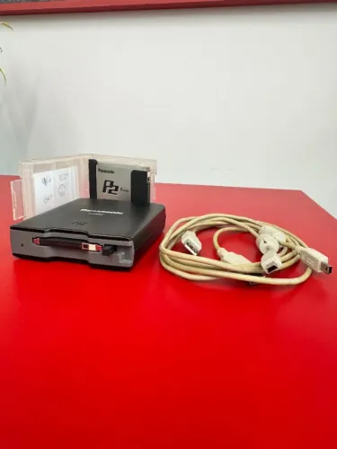 Panasonic AJ-PCD2 - Leitor P2 Profissional Portátil - com cabos (CARTÃO P2 NÃO INCLUSO)