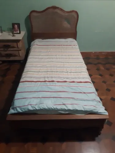 Cama Solteiro - Antiga - no estado.