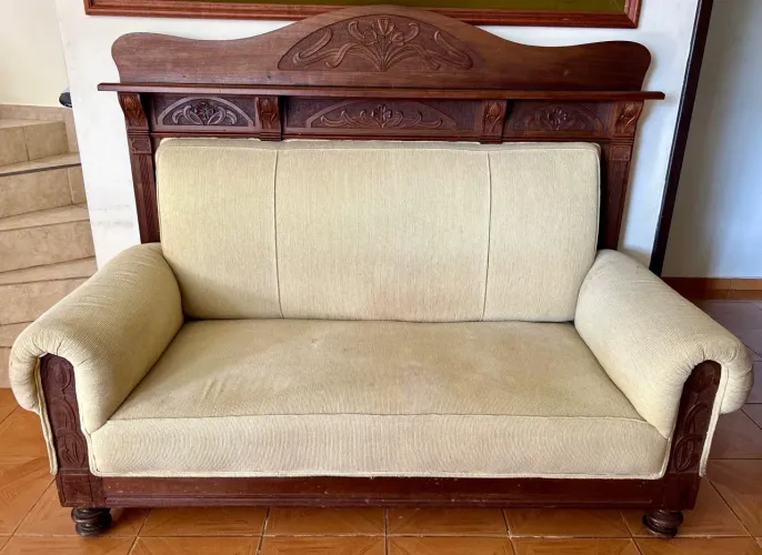 Sofá Clássico de 2 Lugares com Detalhes em Madeira
