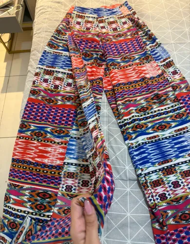 Calça pantalona em crepe italiano com estampa etnica e fenda tamanho M