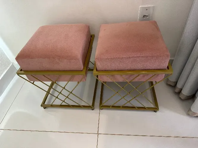 2 Puffs Rosé com banqueta dourada e tecido suede