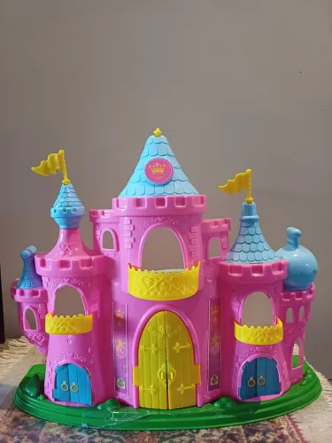 Brinquedo Castelinho de plástico colorido,  altura=31 cm, largura = 37 cm.